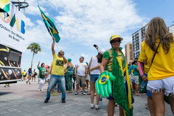 Salvador, Bahia, Brezilya - 13 Mart 2016: Brezilya Cumhurbaşkanı Dilma Rousseff hükümetini protesto eden Brezilyalılar.