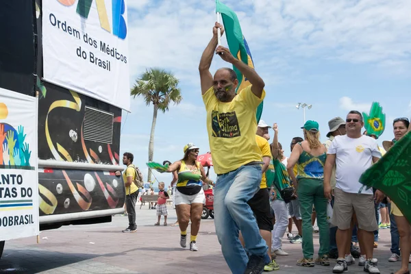 Salvador, Bahia, Brezilya - 13 Mart 2016: Brezilya Cumhurbaşkanı Dilma Rousseff hükümetini protesto eden Brezilyalılar.