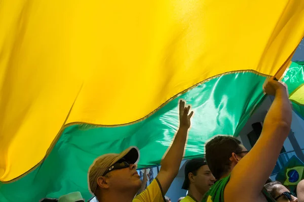 萨尔瓦多 巴西巴伊亚州 2016年3月13日 巴西人在Farol Barra抗议巴西总统迪尔玛 罗塞夫的政府 — 图库照片