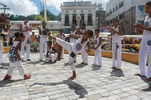Nazare das Farinhas, Bahia, Brezilya - 23 Mart 2016: Brezilya 'nın Nazare das Farinhas kentindeki bir şehir meydanında capoeira oynayan insanlar grubu.