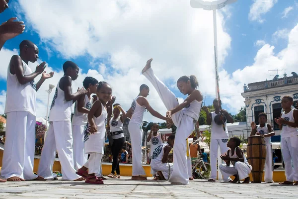 Nazare das Farinhas, Bahia, Brezilya - 23 Mart 2016: Brezilya 'nın Nazare das Farinhas kentindeki bir şehir meydanında capoeira oynayan insanlar grubu.