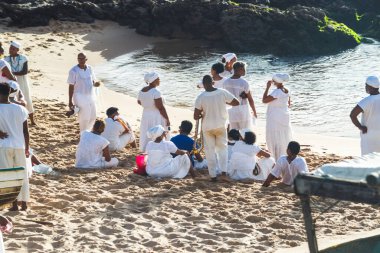 Salvador, Bahia, Brezilya - 12 Aralık 2021: Candomble dininin Sadık 'ı denizin kraliçesine hediyeler götürüyor. Brezilya 'nın Salvador şehrindeki Rio Vermelho plajı.