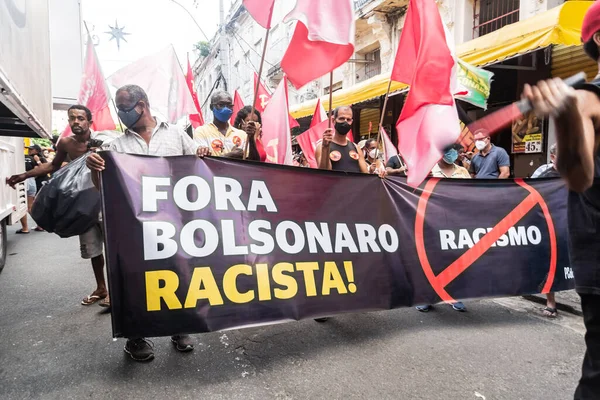 ブラジルのバヒア州サルバドール 2021年11月20日 ブラジル人は バヒアのサルバドール市でJair Bolsonaro大統領の政府に対して旗を振って抗議する — ストック写真