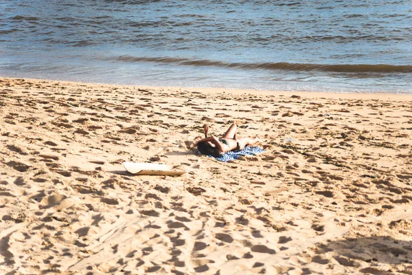 Salvador Bahia Brasil Dezembro 2021 Uma Mulher Deitada Areia Praia — Fotografia de Stock