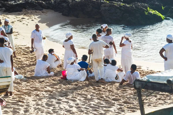Salvador, Bahia, Brezilya - 12 Aralık 2021: Candomble dininin Sadık 'ı denizin kraliçesine hediyeler götürüyor. Brezilya 'nın Salvador şehrindeki Rio Vermelho plajı.