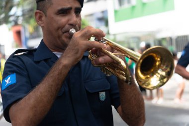 Salvador, Bahia, Brezilya - 07 Eylül 2022: Brezilya 'nın Bahia kentindeki Brezilya bağımsızlık yürüyüşüne katılan belediye muhafızlarının müzisyenleri.