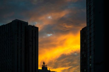 Turuncu renkli dramatik günbatımına karşı siluet ve televizyon antenleri inşa etmek. Güzel bir öğleden sonra. Salvador, Bahia, Brezilya.
