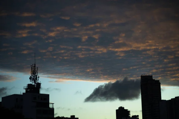 Silhouette Von Gebäuden Und Elektrischen Antennen Gegen Den Dramatischen Sonnenuntergang — Stockfoto