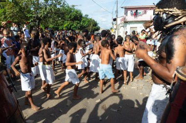 Santo Amaro, Bahia, Brezilya - 24 Temmuz 2022: Nego Fugido kültür etkinliğinin üyeleri Acupe, Santo Amaro, Bahia 'da köleliğin sona ermesi için şarkı söylüyor ve oturuyorlar.