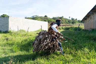 Santo Amaro, Bahia, Brezilya - 24 Temmuz 2022: Nego Fugido kültür etkinliğinin üyeleri Acupe, Santo Amaro, Bahia 'da köleliğin sona ermesi için şarkı söylüyor ve oturuyorlar.
