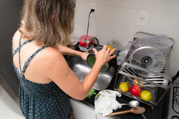 Jovem Mulher Lavando Panela Utensílios Cozinha Higiene Cozinha Salvador Bahia — Fotografia de Stock