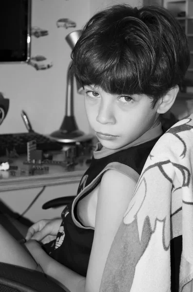 一个安静而严肃的孩子在卧室里看着摄像机的黑白画像 健康的童年萨尔瓦多 — 图库照片
