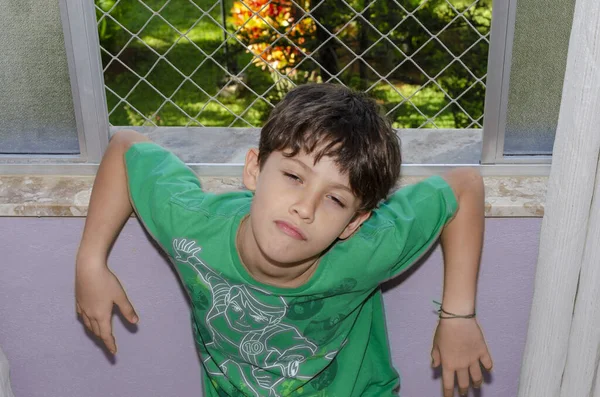 カメラを見て陽気で遊び心のある子供のトップビューの肖像画 幸福の概念 サルバドール バイーア ブラジル — ストック写真