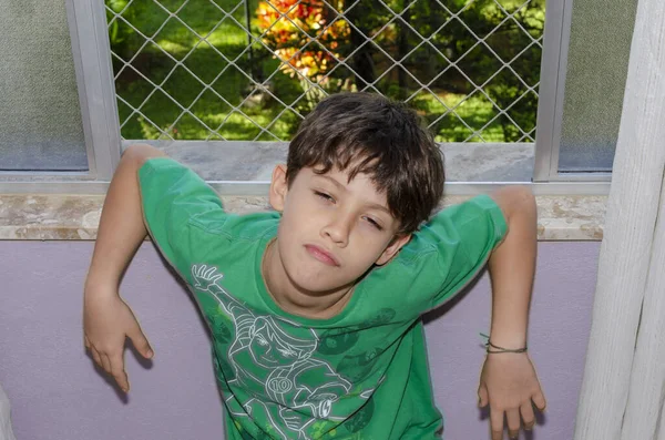 Retrato Vista Superior Uma Criança Alegre Brincalhão Olhando Para Câmera — Fotografia de Stock