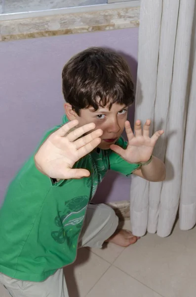 Retrato Vista Superior Uma Criança Alegre Brincalhão Olhando Para Câmera — Fotografia de Stock