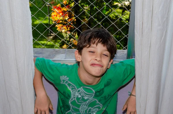 Retrato Vista Superior Niño Alegre Juguetón Mirando Cámara Concepto Felicidad —  Fotos de Stock