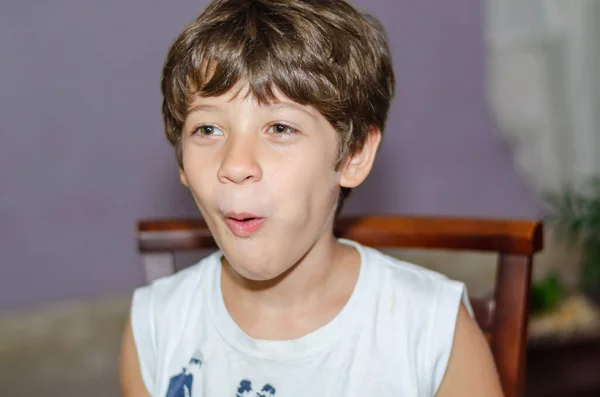 Feliz Niño Comiendo Una Zanahoria Fresca Divirtiéndose Comida Vegetariana Saludable —  Fotos de Stock