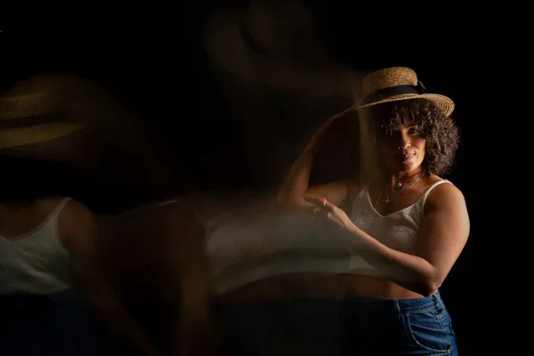 Vista Lapso Tiempo Mujer Moviendo Sombrero Larga Exposición Desenfoque Movimiento —  Fotos de Stock