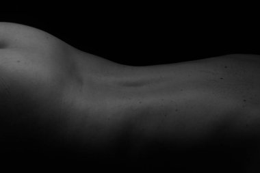 Çıplak kadın silueti. Siyah beyaz portre. Seksi olgun kadın. Çıplak vücutlu genç bir yetişkin..