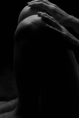 Çıplak kadın silueti. Siyah beyaz portre. Kadın bacaklarının bir parçası. Seksi olgun kadın. Çıplak vücutlu genç bir yetişkin..