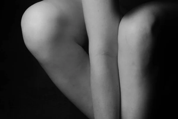 Kobieca Naga Sylwetka Czarno Biały Portret Część Kobiecych Nóg Seksownie — Zdjęcie stockowe