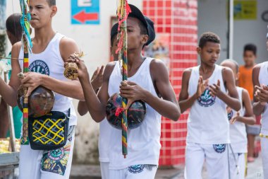 Nazare, Bahia, Brezilya - 23 Mart 2016: Capoeira uygulayıcıları grubu meydana doğru yürüyor. Nazare das Farinhas şehri, Brezilya.