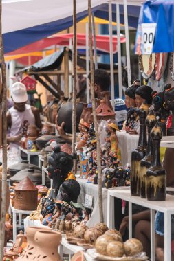 Nazare, Bahia, Brezilya - 23 Mart 2016: Caxixis fuarında sergilenen insan ve esnaf seramikleri. Nazare das Farinhas şehri, Brezilya.