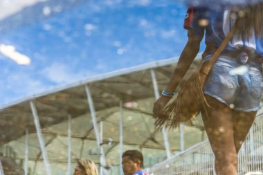 Salvador, Bahia, Brezilya - 1 Nisan 2018: Esporte Clube Bahia futbol takımını destekleyenler, Arena Fonte Nova Stadyumu 'nun çevresindeki suyun yansımasından görüldü. Salvador, Bahia.