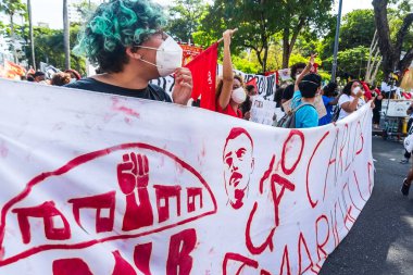 Salvador, Bahia, Brezilya - 20 Kasım 2021: Brezilyalılar, Bahia 'nın Salvador kentinde Başkan Jair Bolsonaro' nun hükümetine yönelik sözleri ve afişleri protesto ettiler.