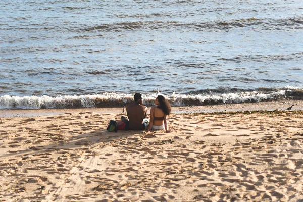 Salvador Bahia Brazílie Prosince 2021 Muž Žena Sedí Pláži Písku — Stock fotografie