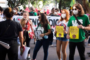 Salvador, Bahia, Brezilya - 09 Nisan 2022: Aşırı sağ başkan adayı Jair Bolsonaro 'yu protesto eden Brezilyalılar. Sloganlı posterler, bayraklar ve pankartlar kullanıyorlar..