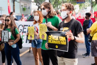 Salvador, Bahia, Brezilya - 09 Nisan 2022: Aşırı sağ başkan adayı Jair Bolsonaro 'yu protesto eden Brezilyalılar. Sloganlı posterler, bayraklar ve pankartlar kullanıyorlar..
