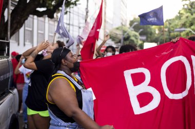 Salvador, Bahia, Brezilya - 09 Nisan 2022: Aşırı sağ başkan adayı Jair Bolsonaro 'yu protesto eden Brezilyalılar. Sloganlı posterler, bayraklar ve pankartlar kullanıyorlar..