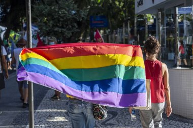 Salvador, Bahia, Brezilya - 09 Nisan 2022: Aşırı sağ başkan adayı Jair Bolsonaro 'yu protesto eden Brezilyalılar. lgbt hareket bayrakları kullanıyorlar..