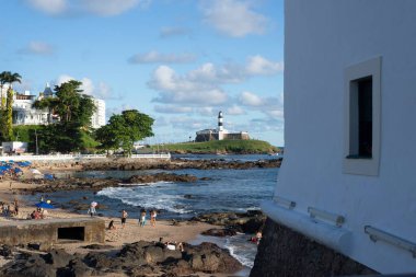 Salvador, Bahia, Brezilya - 09 Nisan 2022: Farol da Barra, Salvador, Brezilya güneşli bir günde görüldü. Şehirdeki en çok ziyaret edilen turistik yer..