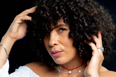 Siyah arka planda güzel bir kadın portresi. Olgun bir kadın. Özgüven kavramı.