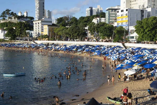 Salvador Bahia Brasil Abril 2022 Brasileiros Turistas Tomam Banho Praia — Fotografia de Stock