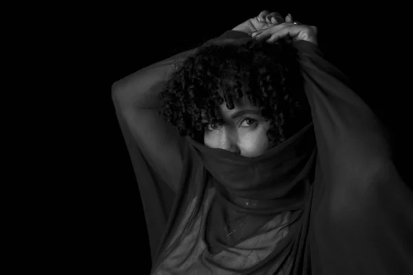 Primer Plano Retrato Blanco Negro Mujer Con Tela Transparente Cara —  Fotos de Stock