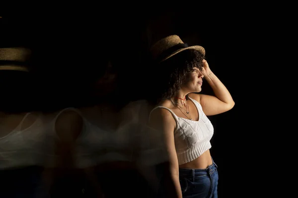 女性の時間の経過ビューの帽子を移動します 長時間露光モーション ブラー 幸せな女性だ ブラジルのサルバドール — ストック写真