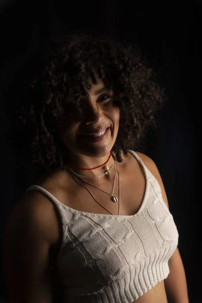 Κάθετη Προσωπογραφία Μιας Ευτυχισμένης Γυναίκας Μαύρο Φόντο Έννοια Χαράς Σαλβαδόρ — Φωτογραφία Αρχείου