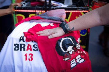 Salvador, Bahia, Brezilya - 09 Nisan 2022: Aşırı sağ başkan adayı Jair Bolsonaro 'yu protesto eden Brezilyalılar. Sloganlı posterler, bayraklar ve pankartlar kullanıyorlar..