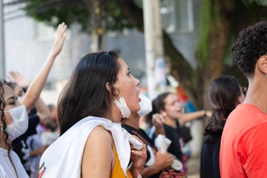Salvador, Bahia, Brezilya - 09 Nisan 2022: Aşırı sağ başkan adayı Jair Bolsonaro 'yu protesto eden Brezilyalılar. Sloganlı posterler, bayraklar ve pankartlar kullanıyorlar..