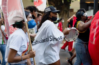 Salvador, Bahia, Brezilya - 09 Nisan 2022: Aşırı sağ başkan adayı Jair Bolsonaro 'yu protesto eden Brezilyalılar. Sloganlı posterler, bayraklar ve pankartlar kullanıyorlar..