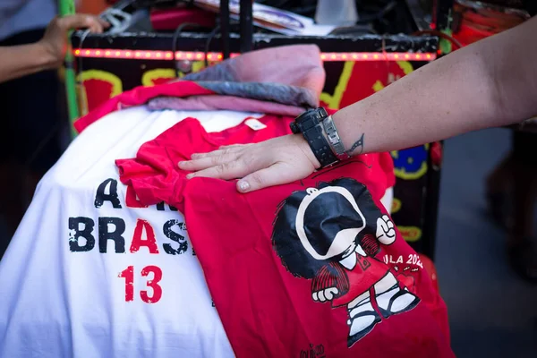 Salvador, Bahia, Brezilya - 09 Nisan 2022: Aşırı sağ başkan adayı Jair Bolsonaro 'yu protesto eden Brezilyalılar. Sloganlı posterler, bayraklar ve pankartlar kullanıyorlar..
