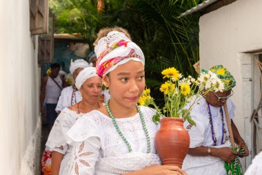Saubara, Bahia, Brezilya - 12 Haziran 2022: Candombl üyeleri Saubara 'nın Bom Jesus dos Pobre ilçesinde düzenlenen dini festivalde geleneksel giysiler içinde bir araya geldiler..