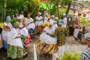 Saubara, Bahia, Brezilya - 12 Haziran 2022: Candombl üyeleri Saubara 'nın Bom Jesus dos Pobre ilçesinde düzenlenen dini festivalde geleneksel giysiler içinde bir araya geldiler..