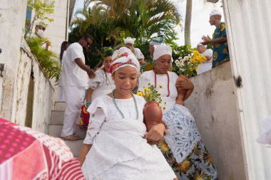 Saubara, Bahia, Brezilya - 12 Haziran 2022: Candombl üyeleri Saubara 'nın Bom Jesus dos Pobre ilçesinde düzenlenen dini festivalde geleneksel giysiler içinde bir araya geldiler..
