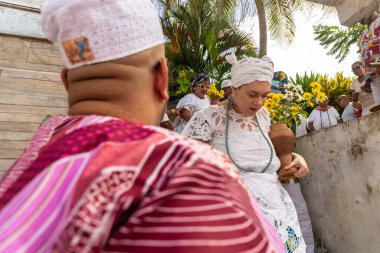 Saubara, Bahia, Brezilya - 12 Haziran 2022: Candombl üyeleri Saubara 'nın Bom Jesus dos Pobre ilçesinde düzenlenen dini festivalde geleneksel giysiler içinde bir araya geldiler..