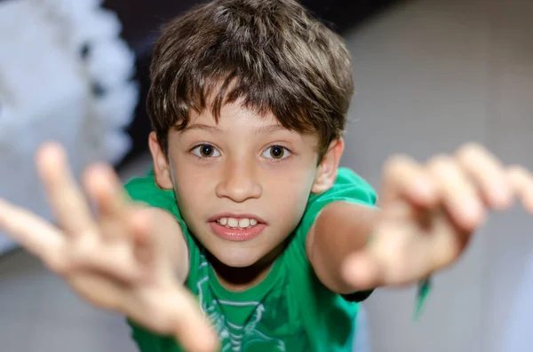 Bovenaanzicht Portret Van Een Vrolijk Speels Kind Dat Naar Camera — Stockfoto