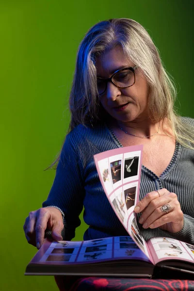Ritratto Una Donna Che Guarda Libro Sullo Sfondo Verde Concetto — Foto Stock